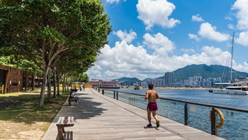 有树荫的海滨长廊满足了各种活动的需要。木板步道提供跑步或散步的好去处，而长椅则适合访客休息放松或与朋友聚会。